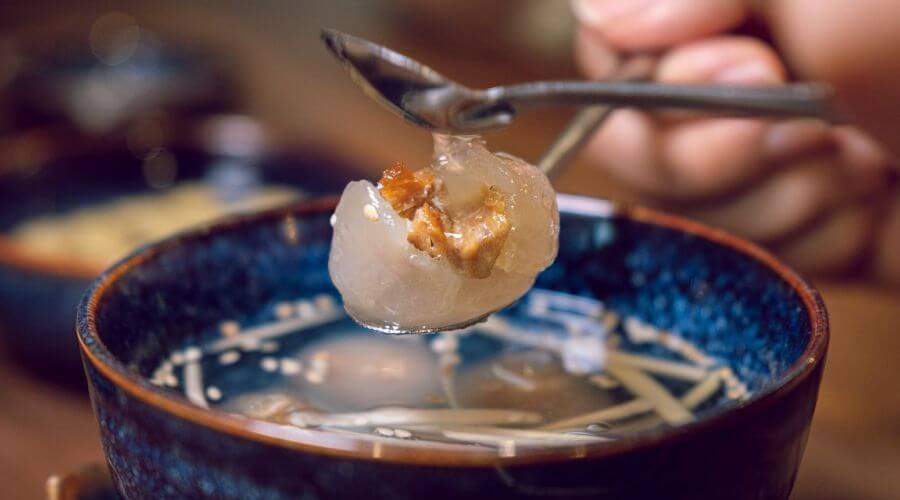 Chè Bột Lọc Bọc Heo Quay Huế: Ẩm Thực Độc Lạ Đất Thần Kinh